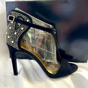 NEW! BCBG Margina Black & Gold Studded Suede T-Strap Stiletto Sandal  8B In Box